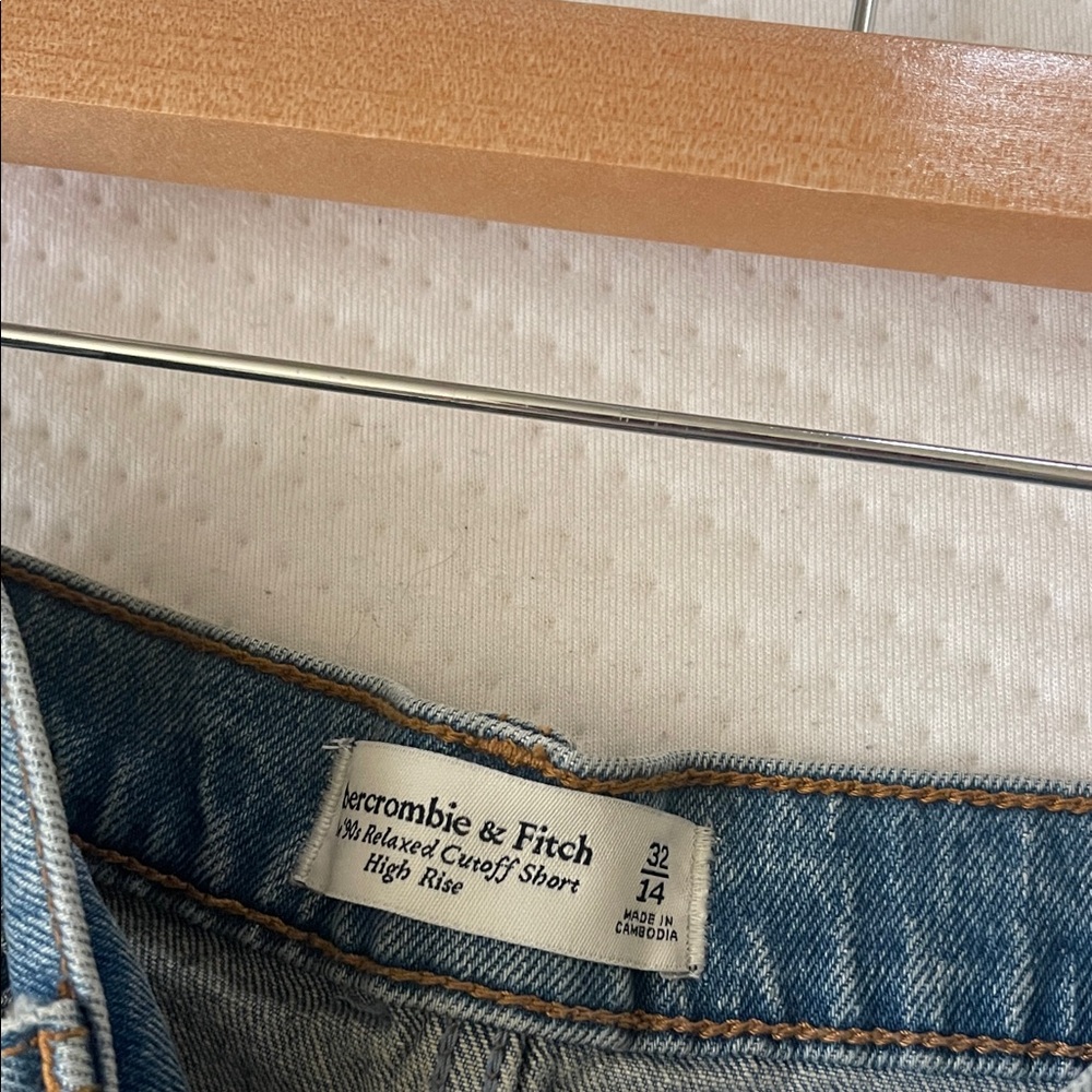 Abercrombie & Fitch the 90’s Relaxed Cutoff Short High Rise - Picture 3 of 3